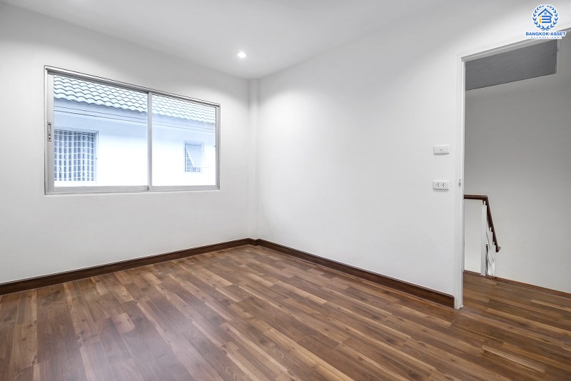 บ้านมือสองตกแต่งใหม่ 3 ชั้น ทำเลโซนเมือง! ม.ศุภาลัยวิลล์ งามวงศ์วาน-แคราย (ซ.รัตนาธิเบศร์18) เนื้อที่ 20.6 ตร.ว. บ้านพร้อมอยู่ ฟังก์ชั่นจัดเต็ม! 4 ห้องนอน 3 ห้องน้ำ บนสุดยอดทำเล! เข้า-ออกได้ทั้งทางรัตนาธิเบศร์ ติวานนท์ และสนามบินน้ำ ใกล้รถไฟฟ้าสายสีม่วง "สถานีศูนย์ราชการฯ" และจุดขึ้นทางด่วน "งามวงศ์วาน"