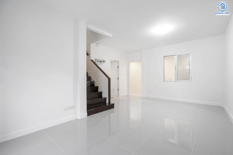 บ้านมือสองตกแต่งใหม่ คุณภาพแบรนด์ พร็อพเพอร์ตี้ เพอร์เฟค* ม.เดอะวิลล่า ราชพฤกษ์-ท่าอิฐ บ้านพร้อมอยู่ บนเนื้อที่ 18 ตร.ว. ห้องมุม!! ฟังก์ชั่น 3 ห้องนอน 2 ห้องน้ำ บนทำเลสุดฮอต เข้า-ออกได้ทั้งถ.รัตนาธิเบศร์ และถ.ราชพฤกษ์ ใกล้ 2 เซ็นทรัลฯ และ MRT "สถานีบางรักน้อยท่าอิฐ"