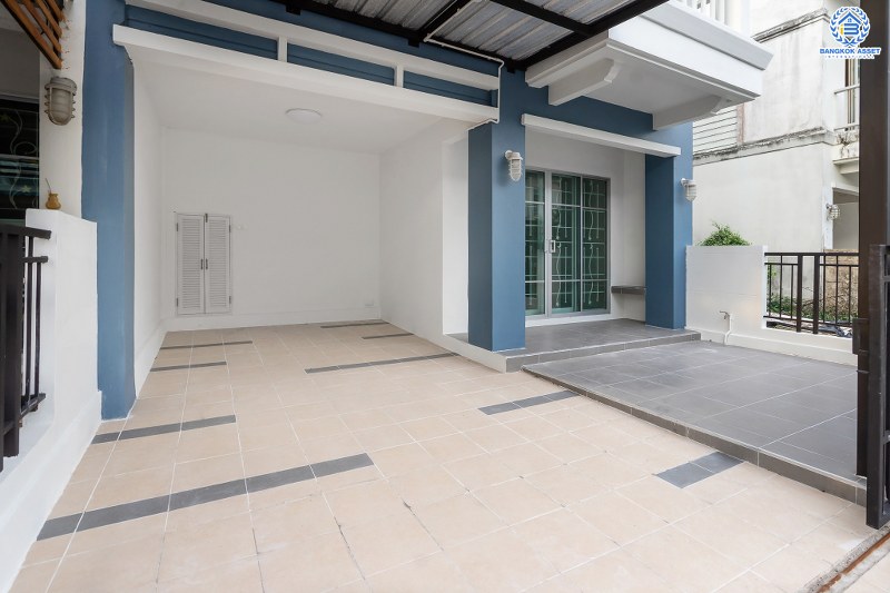 บ้านมือสองตกแต่งใหม่ คุณภาพแบรนด์ พร็อพเพอร์ตี้ เพอร์เฟค* ม.เดอะวิลล่า ราชพฤกษ์-ท่าอิฐ บ้านพร้อมอยู่ บนเนื้อที่ 18 ตร.ว. ห้องมุม!! ฟังก์ชั่น 3 ห้องนอน 2 ห้องน้ำ บนทำเลสุดฮอต เข้า-ออกได้ทั้งถ.รัตนาธิเบศร์ และถ.ราชพฤกษ์ ใกล้ 2 เซ็นทรัลฯ และ MRT "สถานีบางรักน้อยท่าอิฐ"