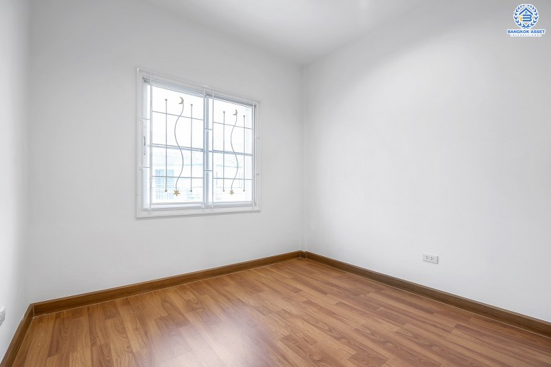 บ้านมือสองตกแต่งใหม่ คุณภาพแบรนด์ พร็อพเพอร์ตี้ เพอร์เฟค* ม.เดอะวิลล่า ราชพฤกษ์-ท่าอิฐ บ้านพร้อมอยู่ บนเนื้อที่ 18 ตร.ว. ห้องมุม!! ฟังก์ชั่น 3 ห้องนอน 2 ห้องน้ำ บนทำเลสุดฮอต เข้า-ออกได้ทั้งถ.รัตนาธิเบศร์ และถ.ราชพฤกษ์ ใกล้ 2 เซ็นทรัลฯ และ MRT "สถานีบางรักน้อยท่าอิฐ"