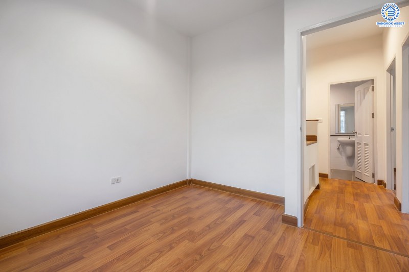 บ้านมือสองตกแต่งใหม่ คุณภาพแบรนด์ พร็อพเพอร์ตี้ เพอร์เฟค* ม.เดอะวิลล่า ราชพฤกษ์-ท่าอิฐ บ้านพร้อมอยู่ บนเนื้อที่ 18 ตร.ว. ห้องมุม!! ฟังก์ชั่น 3 ห้องนอน 2 ห้องน้ำ บนทำเลสุดฮอต เข้า-ออกได้ทั้งถ.รัตนาธิเบศร์ และถ.ราชพฤกษ์ ใกล้ 2 เซ็นทรัลฯ และ MRT "สถานีบางรักน้อยท่าอิฐ"