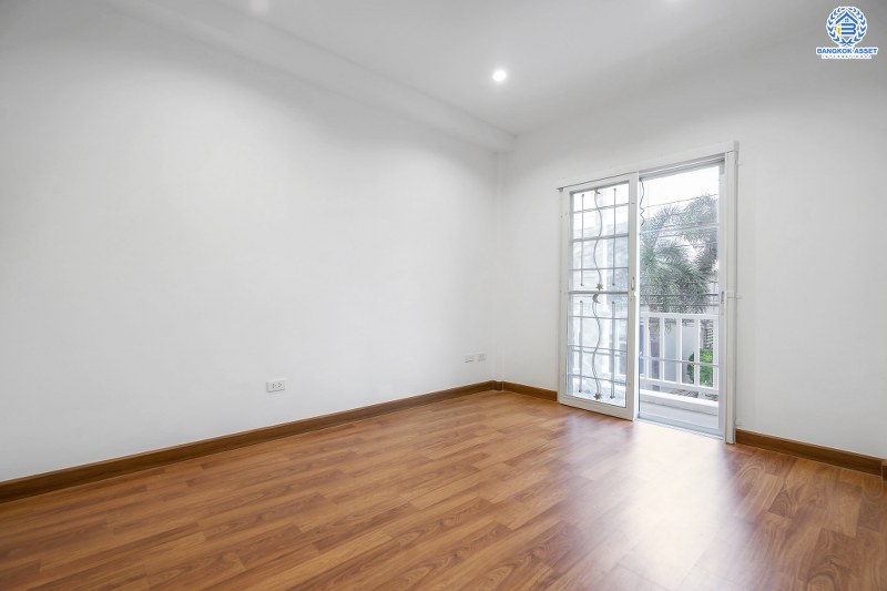 บ้านมือสองตกแต่งใหม่ คุณภาพแบรนด์ พร็อพเพอร์ตี้ เพอร์เฟค* ม.เดอะวิลล่า ราชพฤกษ์-ท่าอิฐ บ้านพร้อมอยู่ บนเนื้อที่ 18 ตร.ว. ห้องมุม!! ฟังก์ชั่น 3 ห้องนอน 2 ห้องน้ำ บนทำเลสุดฮอต เข้า-ออกได้ทั้งถ.รัตนาธิเบศร์ และถ.ราชพฤกษ์ ใกล้ 2 เซ็นทรัลฯ และ MRT "สถานีบางรักน้อยท่าอิฐ"