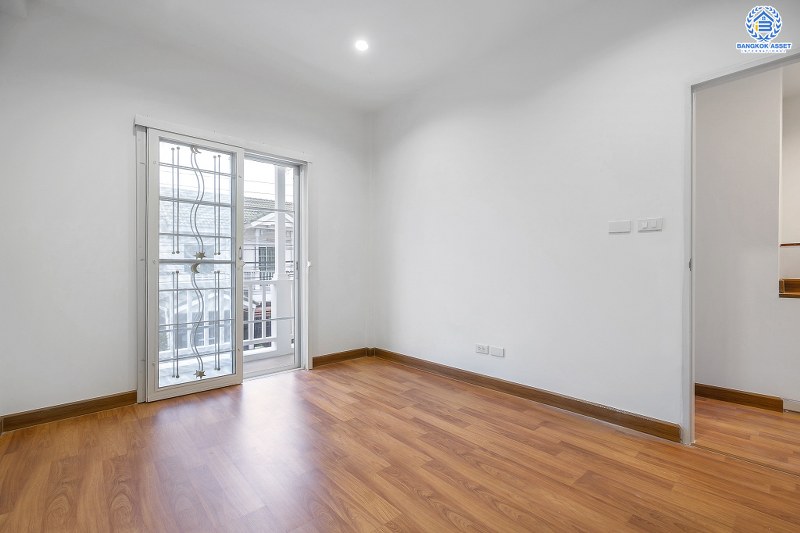 บ้านมือสองตกแต่งใหม่ คุณภาพแบรนด์ พร็อพเพอร์ตี้ เพอร์เฟค* ม.เดอะวิลล่า ราชพฤกษ์-ท่าอิฐ บ้านพร้อมอยู่ บนเนื้อที่ 18 ตร.ว. ห้องมุม!! ฟังก์ชั่น 3 ห้องนอน 2 ห้องน้ำ บนทำเลสุดฮอต เข้า-ออกได้ทั้งถ.รัตนาธิเบศร์ และถ.ราชพฤกษ์ ใกล้ 2 เซ็นทรัลฯ และ MRT "สถานีบางรักน้อยท่าอิฐ"