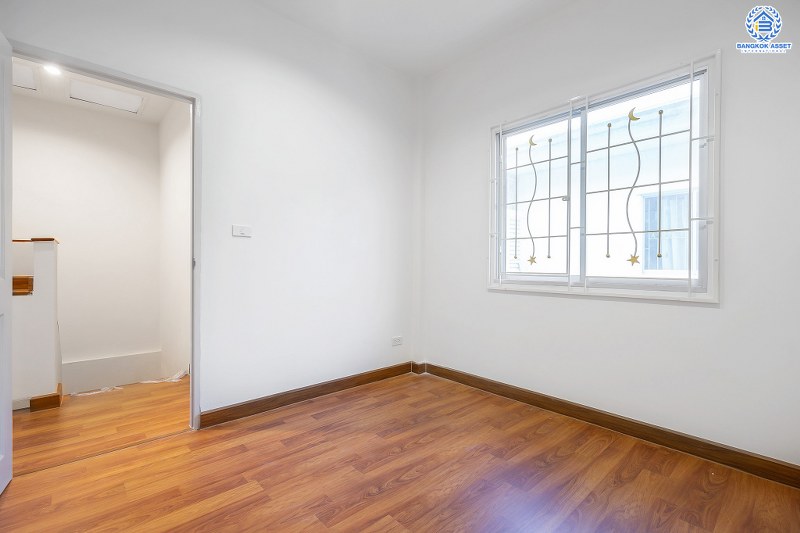 บ้านมือสองตกแต่งใหม่ คุณภาพแบรนด์ พร็อพเพอร์ตี้ เพอร์เฟค* ม.เดอะวิลล่า ราชพฤกษ์-ท่าอิฐ บ้านพร้อมอยู่ บนเนื้อที่ 18 ตร.ว. ห้องมุม!! ฟังก์ชั่น 3 ห้องนอน 2 ห้องน้ำ บนทำเลสุดฮอต เข้า-ออกได้ทั้งถ.รัตนาธิเบศร์ และถ.ราชพฤกษ์ ใกล้ 2 เซ็นทรัลฯ และ MRT "สถานีบางรักน้อยท่าอิฐ"