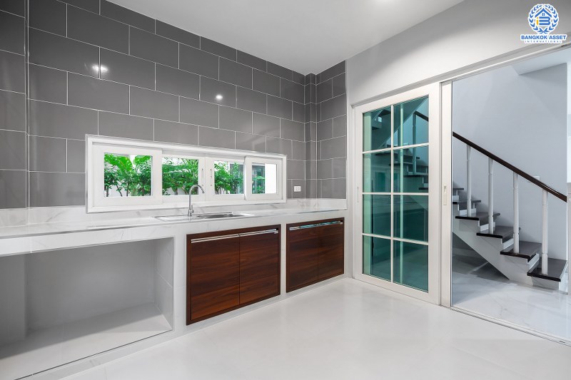 บ้านมือสองตกแต่งใหม่ แปลงมุม จากแบรนด์ Q.House โครงการ คาซ่าวิลล์ ราชพฤกษ์-รัตนาธิเบศร์1 เนื้อที่ 62.8 ตร.ว. ฟังก์ชั่น 3 ห้องนอน 3 ห้องน้ำ Master Bedroom มี walk in closet บนทำเลศักยภาพ ติดถนนราชพฤกษ์ ใกล้รถไฟฟ้า สถานีบางรักน้อยท่าอิฐ