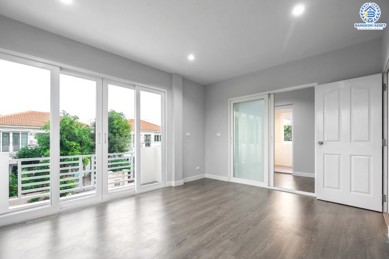 บ้านมือสองตกแต่งใหม่ แปลงมุม จากแบรนด์ Q.House โครงการ คาซ่าวิลล์ ราชพฤกษ์-รัตนาธิเบศร์1 เนื้อที่ 62.8 ตร.ว. ฟังก์ชั่น 3 ห้องนอน 3 ห้องน้ำ Master Bedroom มี walk in closet บนทำเลศักยภาพ ติดถนนราชพฤกษ์ ใกล้รถไฟฟ้า สถานีบางรักน้อยท่าอิฐ