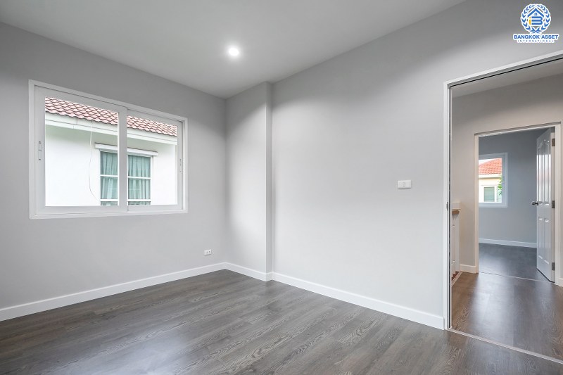 บ้านมือสองตกแต่งใหม่ แปลงมุม จากแบรนด์ Q.House โครงการ คาซ่าวิลล์ ราชพฤกษ์-รัตนาธิเบศร์1 เนื้อที่ 62.8 ตร.ว. ฟังก์ชั่น 3 ห้องนอน 3 ห้องน้ำ Master Bedroom มี walk in closet บนทำเลศักยภาพ ติดถนนราชพฤกษ์ ใกล้รถไฟฟ้า สถานีบางรักน้อยท่าอิฐ