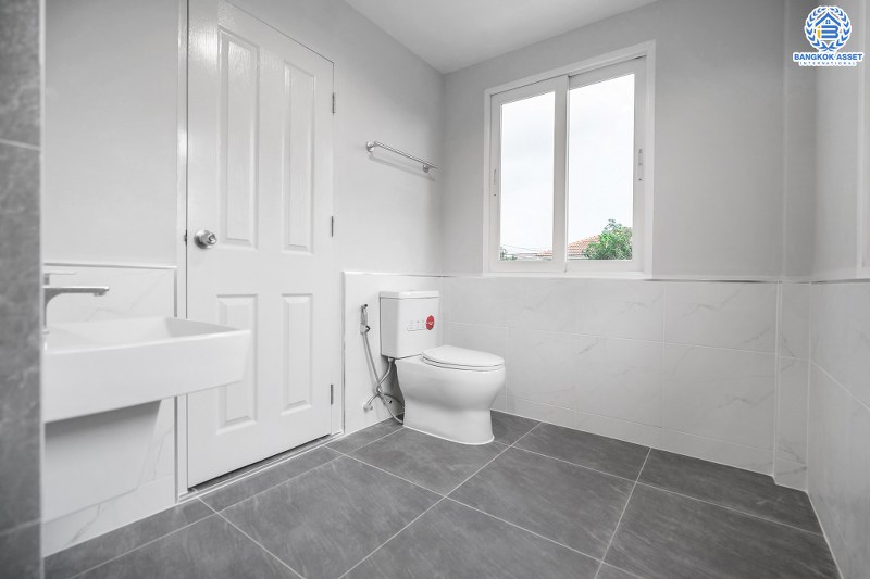 บ้านมือสองตกแต่งใหม่ แปลงมุม จากแบรนด์ Q.House โครงการ คาซ่าวิลล์ ราชพฤกษ์-รัตนาธิเบศร์1 เนื้อที่ 62.8 ตร.ว. ฟังก์ชั่น 3 ห้องนอน 3 ห้องน้ำ Master Bedroom มี walk in closet บนทำเลศักยภาพ ติดถนนราชพฤกษ์ ใกล้รถไฟฟ้า สถานีบางรักน้อยท่าอิฐ