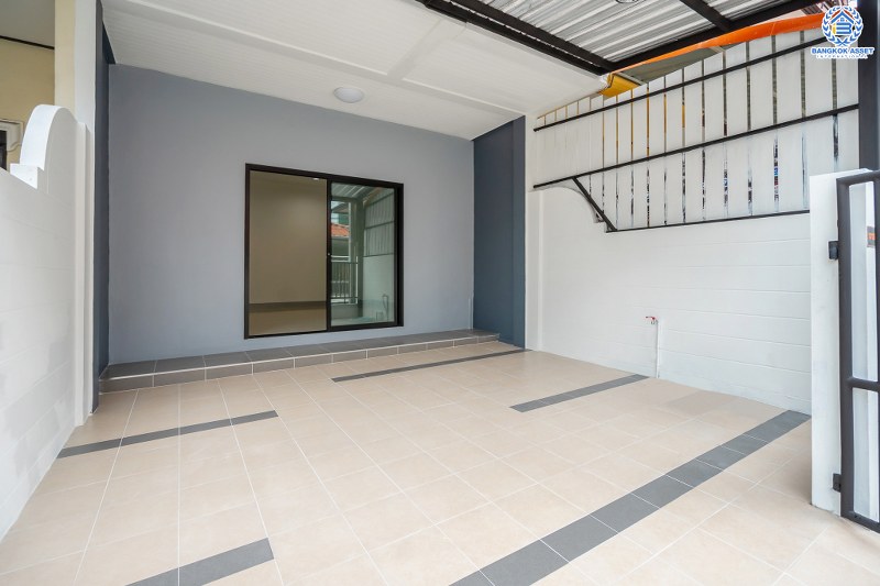 บ้านมือสองตกแต่งใหม่ โซนเมือง! ม.ซื่อตรง พระนั่งเกล้า-ท่าอิฐ  ติดถนนรัตนาธิเบศร์ จากหน้าบ้านไปขึ้นรถไฟฟ้า "สถานีไทรม้า" เพียง 800ม. สุดคุ้มบ้านพร้อมอยู่ เนื้อที่ 18 ตร.ว. ฟังก์ชั่นจัดเต็ม พร้อมครัวเคาน์เตอร์ และที่จอดรถ บนทำเลดีที่สุดใจ ใจกลาง 2 เซ็นทรัลฯ เพียง 6 นาทีถึงจุดขึ้นทางด่วนงามวงศ์วาน