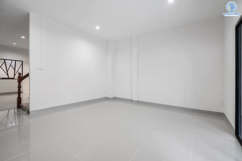 บ้านมือสองตกแต่งใหม่ โซนเมือง! ม.ซื่อตรง พระนั่งเกล้า-ท่าอิฐ  ติดถนนรัตนาธิเบศร์ จากหน้าบ้านไปขึ้นรถไฟฟ้า "สถานีไทรม้า" เพียง 800ม. สุดคุ้มบ้านพร้อมอยู่ เนื้อที่ 18 ตร.ว. ฟังก์ชั่นจัดเต็ม พร้อมครัวเคาน์เตอร์ และที่จอดรถ บนทำเลดีที่สุดใจ ใจกลาง 2 เซ็นทรัลฯ เพียง 6 นาทีถึงจุดขึ้นทางด่วนงามวงศ์วาน