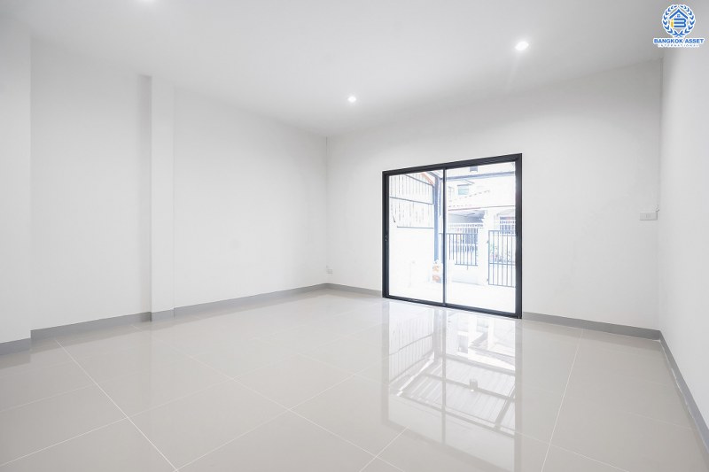 บ้านมือสองตกแต่งใหม่ โซนเมือง! ม.ซื่อตรง พระนั่งเกล้า-ท่าอิฐ  ติดถนนรัตนาธิเบศร์ จากหน้าบ้านไปขึ้นรถไฟฟ้า "สถานีไทรม้า" เพียง 800ม. สุดคุ้มบ้านพร้อมอยู่ เนื้อที่ 18 ตร.ว. ฟังก์ชั่นจัดเต็ม พร้อมครัวเคาน์เตอร์ และที่จอดรถ บนทำเลดีที่สุดใจ ใจกลาง 2 เซ็นทรัลฯ เพียง 6 นาทีถึงจุดขึ้นทางด่วนงามวงศ์วาน