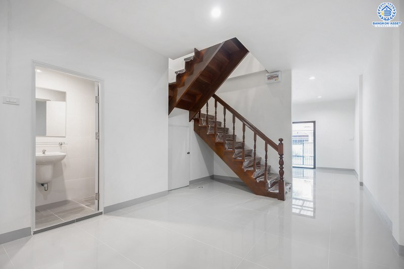 บ้านมือสองตกแต่งใหม่ โซนเมือง! ม.ซื่อตรง พระนั่งเกล้า-ท่าอิฐ  ติดถนนรัตนาธิเบศร์ จากหน้าบ้านไปขึ้นรถไฟฟ้า "สถานีไทรม้า" เพียง 800ม. สุดคุ้มบ้านพร้อมอยู่ เนื้อที่ 18 ตร.ว. ฟังก์ชั่นจัดเต็ม พร้อมครัวเคาน์เตอร์ และที่จอดรถ บนทำเลดีที่สุดใจ ใจกลาง 2 เซ็นทรัลฯ เพียง 6 นาทีถึงจุดขึ้นทางด่วนงามวงศ์วาน