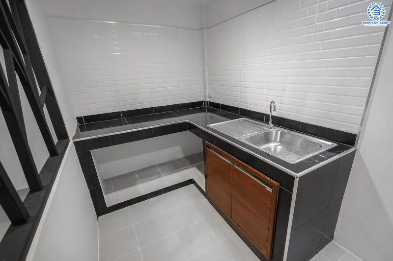 บ้านมือสองตกแต่งใหม่ โซนเมือง! ม.ซื่อตรง พระนั่งเกล้า-ท่าอิฐ  ติดถนนรัตนาธิเบศร์ จากหน้าบ้านไปขึ้นรถไฟฟ้า "สถานีไทรม้า" เพียง 800ม. สุดคุ้มบ้านพร้อมอยู่ เนื้อที่ 18 ตร.ว. ฟังก์ชั่นจัดเต็ม พร้อมครัวเคาน์เตอร์ และที่จอดรถ บนทำเลดีที่สุดใจ ใจกลาง 2 เซ็นทรัลฯ เพียง 6 นาทีถึงจุดขึ้นทางด่วนงามวงศ์วาน