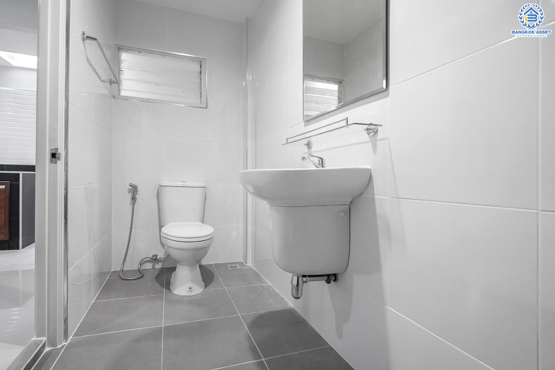 บ้านมือสองตกแต่งใหม่ โซนเมือง! ม.ซื่อตรง พระนั่งเกล้า-ท่าอิฐ  ติดถนนรัตนาธิเบศร์ จากหน้าบ้านไปขึ้นรถไฟฟ้า "สถานีไทรม้า" เพียง 800ม. สุดคุ้มบ้านพร้อมอยู่ เนื้อที่ 18 ตร.ว. ฟังก์ชั่นจัดเต็ม พร้อมครัวเคาน์เตอร์ และที่จอดรถ บนทำเลดีที่สุดใจ ใจกลาง 2 เซ็นทรัลฯ เพียง 6 นาทีถึงจุดขึ้นทางด่วนงามวงศ์วาน