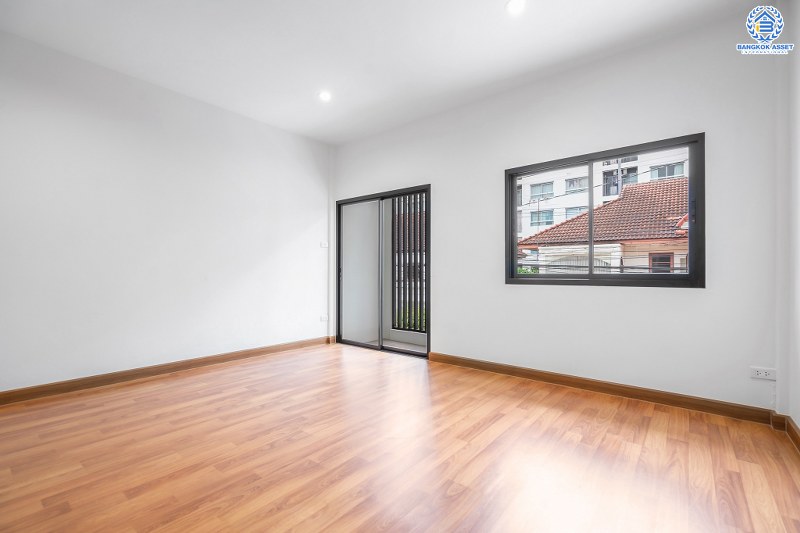 บ้านมือสองตกแต่งใหม่ โซนเมือง! ม.ซื่อตรง พระนั่งเกล้า-ท่าอิฐ  ติดถนนรัตนาธิเบศร์ จากหน้าบ้านไปขึ้นรถไฟฟ้า "สถานีไทรม้า" เพียง 800ม. สุดคุ้มบ้านพร้อมอยู่ เนื้อที่ 18 ตร.ว. ฟังก์ชั่นจัดเต็ม พร้อมครัวเคาน์เตอร์ และที่จอดรถ บนทำเลดีที่สุดใจ ใจกลาง 2 เซ็นทรัลฯ เพียง 6 นาทีถึงจุดขึ้นทางด่วนงามวงศ์วาน