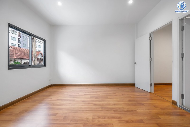 บ้านมือสองตกแต่งใหม่ โซนเมือง! ม.ซื่อตรง พระนั่งเกล้า-ท่าอิฐ  ติดถนนรัตนาธิเบศร์ จากหน้าบ้านไปขึ้นรถไฟฟ้า "สถานีไทรม้า" เพียง 800ม. สุดคุ้มบ้านพร้อมอยู่ เนื้อที่ 18 ตร.ว. ฟังก์ชั่นจัดเต็ม พร้อมครัวเคาน์เตอร์ และที่จอดรถ บนทำเลดีที่สุดใจ ใจกลาง 2 เซ็นทรัลฯ เพียง 6 นาทีถึงจุดขึ้นทางด่วนงามวงศ์วาน