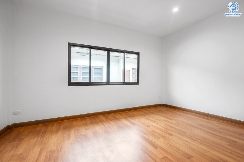 บ้านมือสองตกแต่งใหม่ โซนเมือง! ม.ซื่อตรง พระนั่งเกล้า-ท่าอิฐ  ติดถนนรัตนาธิเบศร์ จากหน้าบ้านไปขึ้นรถไฟฟ้า "สถานีไทรม้า" เพียง 800ม. สุดคุ้มบ้านพร้อมอยู่ เนื้อที่ 18 ตร.ว. ฟังก์ชั่นจัดเต็ม พร้อมครัวเคาน์เตอร์ และที่จอดรถ บนทำเลดีที่สุดใจ ใจกลาง 2 เซ็นทรัลฯ เพียง 6 นาทีถึงจุดขึ้นทางด่วนงามวงศ์วาน