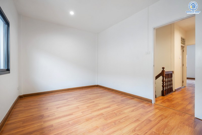 บ้านมือสองตกแต่งใหม่ โซนเมือง! ม.ซื่อตรง พระนั่งเกล้า-ท่าอิฐ  ติดถนนรัตนาธิเบศร์ จากหน้าบ้านไปขึ้นรถไฟฟ้า "สถานีไทรม้า" เพียง 800ม. สุดคุ้มบ้านพร้อมอยู่ เนื้อที่ 18 ตร.ว. ฟังก์ชั่นจัดเต็ม พร้อมครัวเคาน์เตอร์ และที่จอดรถ บนทำเลดีที่สุดใจ ใจกลาง 2 เซ็นทรัลฯ เพียง 6 นาทีถึงจุดขึ้นทางด่วนงามวงศ์วาน