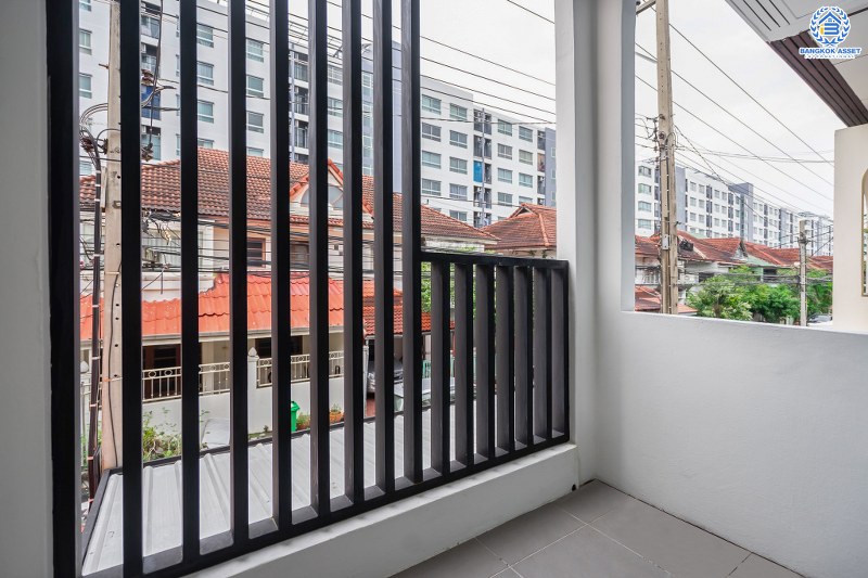 บ้านมือสองตกแต่งใหม่ โซนเมือง! ม.ซื่อตรง พระนั่งเกล้า-ท่าอิฐ  ติดถนนรัตนาธิเบศร์ จากหน้าบ้านไปขึ้นรถไฟฟ้า "สถานีไทรม้า" เพียง 800ม. สุดคุ้มบ้านพร้อมอยู่ เนื้อที่ 18 ตร.ว. ฟังก์ชั่นจัดเต็ม พร้อมครัวเคาน์เตอร์ และที่จอดรถ บนทำเลดีที่สุดใจ ใจกลาง 2 เซ็นทรัลฯ เพียง 6 นาทีถึงจุดขึ้นทางด่วนงามวงศ์วาน