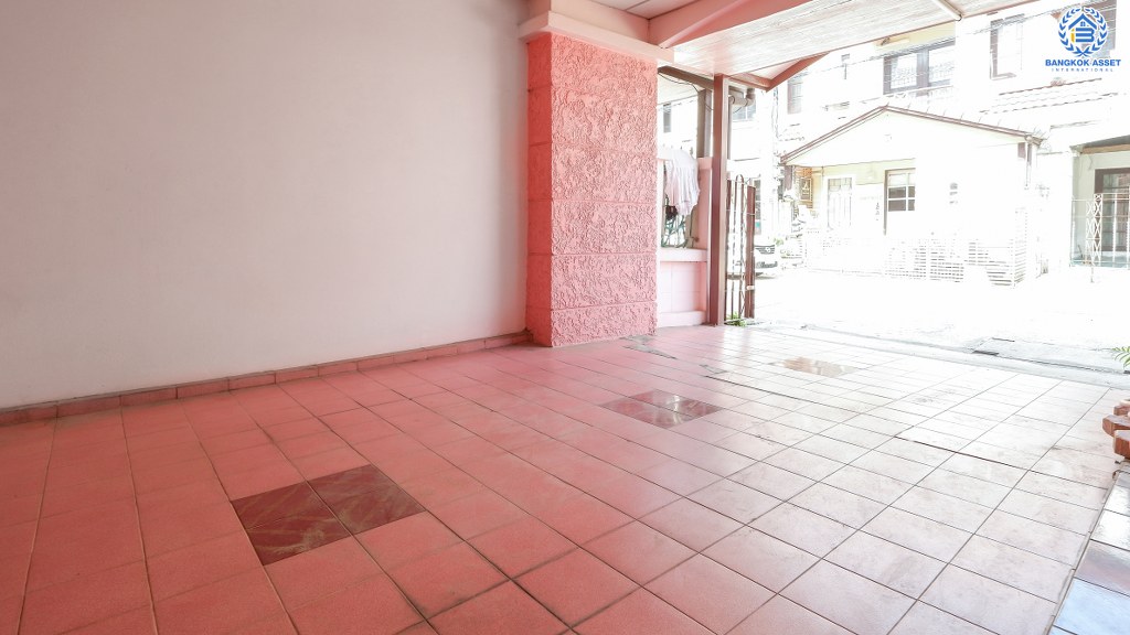 ทาวน์เฮ้าส์มือสองนนทบุรี ม.กฤษดานคร10 รัตนาธิเบศร์ ติดรถไฟฟ้า สถานีสามแยกบางใหญ่ บ้านพร้อมอยู่ เนื้อที่ 19 ตร.ว. ฟังก์ชั่น 2 ห้องนอน 2 ห้องน้ำ มีครัวเคาน์เตอร์ บนทำเลดีที่สุด! ติดถนนรัตนาธิเบศร์ เพียง 600 เมตรจากเซ็นทรัลเวสต์เกต ราคาคุ้มที่สุดในย่านนี้!!