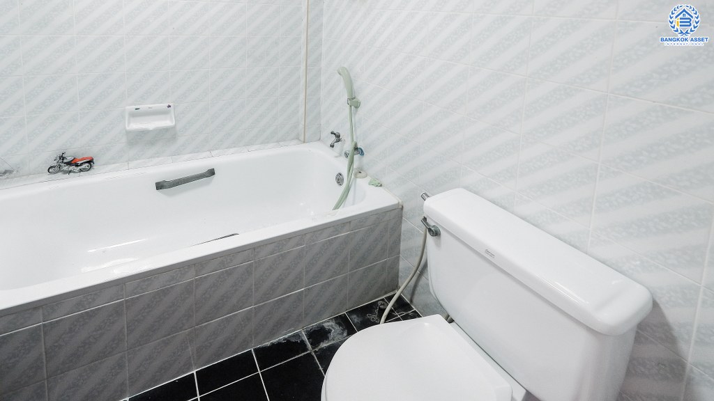 ทาวน์เฮ้าส์มือสองนนทบุรี ม.กฤษดานคร10 รัตนาธิเบศร์ ติดรถไฟฟ้า สถานีสามแยกบางใหญ่ บ้านพร้อมอยู่ เนื้อที่ 19 ตร.ว. ฟังก์ชั่น 2 ห้องนอน 2 ห้องน้ำ มีครัวเคาน์เตอร์ บนทำเลดีที่สุด! ติดถนนรัตนาธิเบศร์ เพียง 600 เมตรจากเซ็นทรัลเวสต์เกต ราคาคุ้มที่สุดในย่านนี้!!