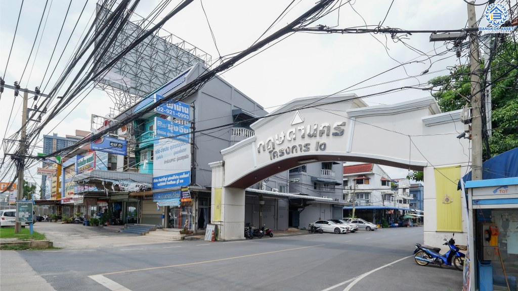 ทาวน์เฮ้าส์มือสองนนทบุรี ม.กฤษดานคร10 รัตนาธิเบศร์ ติดรถไฟฟ้า สถานีสามแยกบางใหญ่ บ้านพร้อมอยู่ เนื้อที่ 19 ตร.ว. ฟังก์ชั่น 2 ห้องนอน 2 ห้องน้ำ มีครัวเคาน์เตอร์ บนทำเลดีที่สุด! ติดถนนรัตนาธิเบศร์ เพียง 600 เมตรจากเซ็นทรัลเวสต์เกต ราคาคุ้มที่สุดในย่านนี้!!