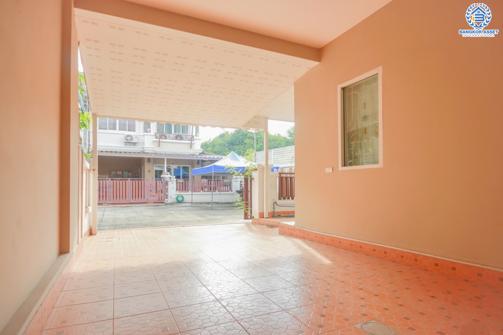 ทาวน์เฮ้าส์มือสองนนทบุรี ห้องมุม! ม.เปี่ยมสุข4 ติวานนท์-ปากเกร็ด ตัวบ้านโปร่งโล่งสบาย ห้องโถงมีเพดานฝ้าหลุม เนื้อที่ 27.1 ตร.ว. 3 ห้องนอน 2 ห้องน้ำ 2 ที่จอดรถ พร้อมอยู่ สะดวกสบายทุกการเดินทาง ใกล้ห้าแยกปากเกร็ด , เซ็นทรัลฯ , ทางด่วนแจ้งวัฒนะ และรถไฟฟ้าสายสีชมพู