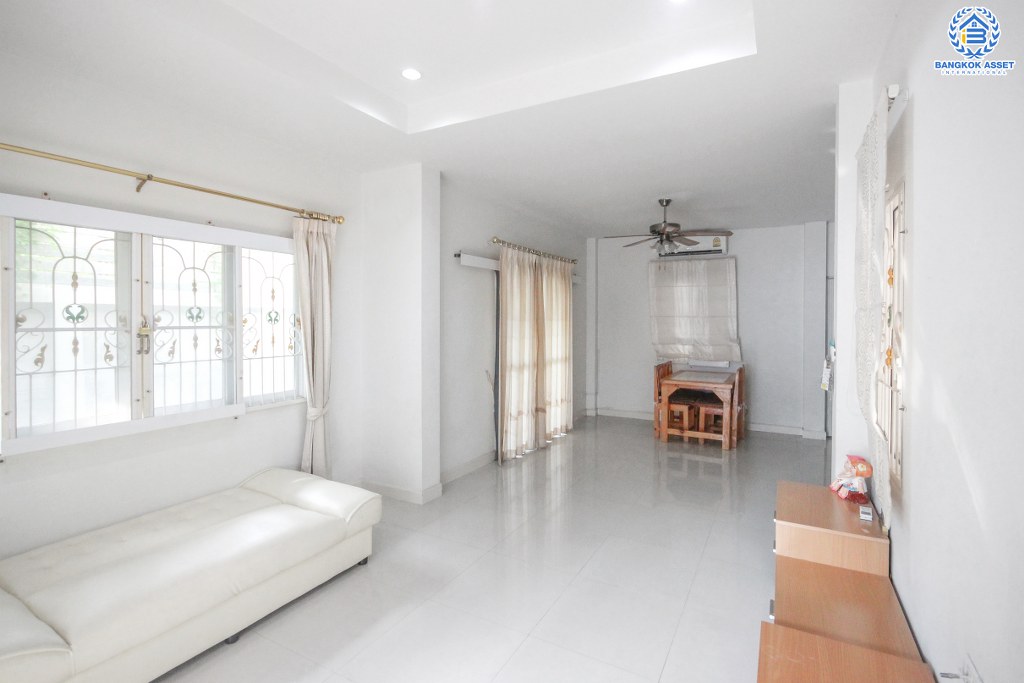 ทาวน์เฮ้าส์มือสองนนทบุรี ห้องมุม! ม.เปี่ยมสุข4 ติวานนท์-ปากเกร็ด ตัวบ้านโปร่งโล่งสบาย ห้องโถงมีเพดานฝ้าหลุม เนื้อที่ 27.1 ตร.ว. 3 ห้องนอน 2 ห้องน้ำ 2 ที่จอดรถ พร้อมอยู่ สะดวกสบายทุกการเดินทาง ใกล้ห้าแยกปากเกร็ด , เซ็นทรัลฯ , ทางด่วนแจ้งวัฒนะ และรถไฟฟ้าสายสีชมพู