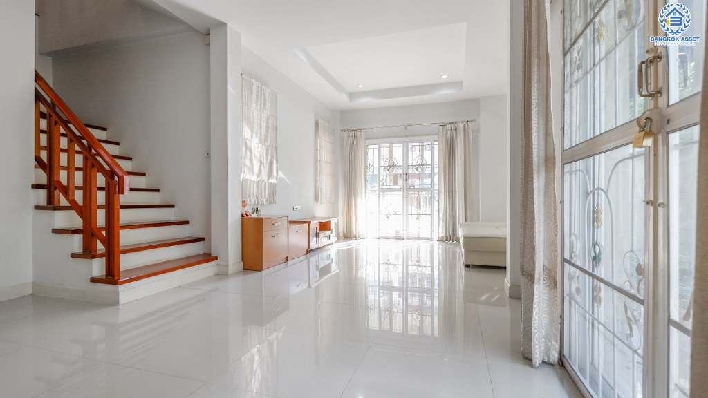 ทาวน์เฮ้าส์มือสองนนทบุรี ห้องมุม! ม.เปี่ยมสุข4 ติวานนท์-ปากเกร็ด ตัวบ้านโปร่งโล่งสบาย ห้องโถงมีเพดานฝ้าหลุม เนื้อที่ 27.1 ตร.ว. 3 ห้องนอน 2 ห้องน้ำ 2 ที่จอดรถ พร้อมอยู่ สะดวกสบายทุกการเดินทาง ใกล้ห้าแยกปากเกร็ด , เซ็นทรัลฯ , ทางด่วนแจ้งวัฒนะ และรถไฟฟ้าสายสีชมพู