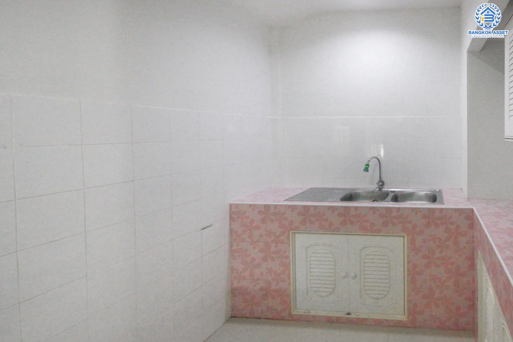 ทาวน์เฮ้าส์มือสองนนทบุรี ห้องมุม! ม.เปี่ยมสุข4 ติวานนท์-ปากเกร็ด ตัวบ้านโปร่งโล่งสบาย ห้องโถงมีเพดานฝ้าหลุม เนื้อที่ 27.1 ตร.ว. 3 ห้องนอน 2 ห้องน้ำ 2 ที่จอดรถ พร้อมอยู่ สะดวกสบายทุกการเดินทาง ใกล้ห้าแยกปากเกร็ด , เซ็นทรัลฯ , ทางด่วนแจ้งวัฒนะ และรถไฟฟ้าสายสีชมพู