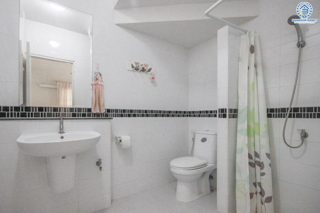 ทาวน์เฮ้าส์มือสองนนทบุรี ห้องมุม! ม.เปี่ยมสุข4 ติวานนท์-ปากเกร็ด ตัวบ้านโปร่งโล่งสบาย ห้องโถงมีเพดานฝ้าหลุม เนื้อที่ 27.1 ตร.ว. 3 ห้องนอน 2 ห้องน้ำ 2 ที่จอดรถ พร้อมอยู่ สะดวกสบายทุกการเดินทาง ใกล้ห้าแยกปากเกร็ด , เซ็นทรัลฯ , ทางด่วนแจ้งวัฒนะ และรถไฟฟ้าสายสีชมพู