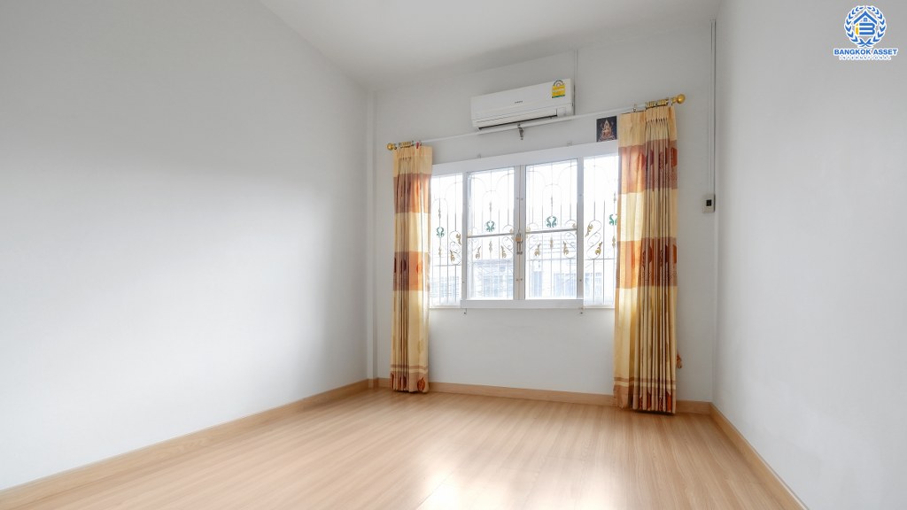 ทาวน์เฮ้าส์มือสองนนทบุรี ห้องมุม! ม.เปี่ยมสุข4 ติวานนท์-ปากเกร็ด ตัวบ้านโปร่งโล่งสบาย ห้องโถงมีเพดานฝ้าหลุม เนื้อที่ 27.1 ตร.ว. 3 ห้องนอน 2 ห้องน้ำ 2 ที่จอดรถ พร้อมอยู่ สะดวกสบายทุกการเดินทาง ใกล้ห้าแยกปากเกร็ด , เซ็นทรัลฯ , ทางด่วนแจ้งวัฒนะ และรถไฟฟ้าสายสีชมพู