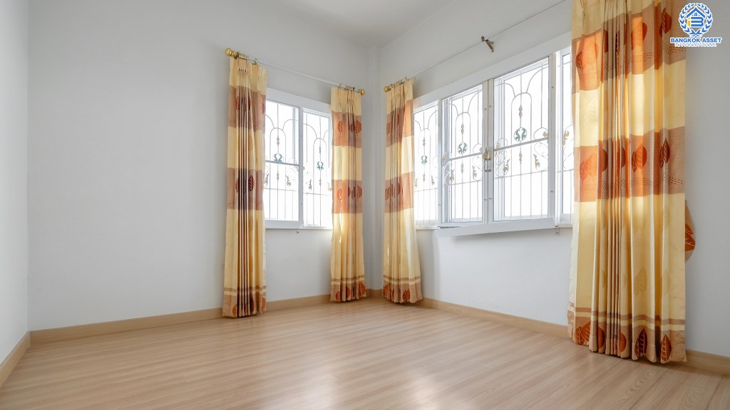 ทาวน์เฮ้าส์มือสองนนทบุรี ห้องมุม! ม.เปี่ยมสุข4 ติวานนท์-ปากเกร็ด ตัวบ้านโปร่งโล่งสบาย ห้องโถงมีเพดานฝ้าหลุม เนื้อที่ 27.1 ตร.ว. 3 ห้องนอน 2 ห้องน้ำ 2 ที่จอดรถ พร้อมอยู่ สะดวกสบายทุกการเดินทาง ใกล้ห้าแยกปากเกร็ด , เซ็นทรัลฯ , ทางด่วนแจ้งวัฒนะ และรถไฟฟ้าสายสีชมพู