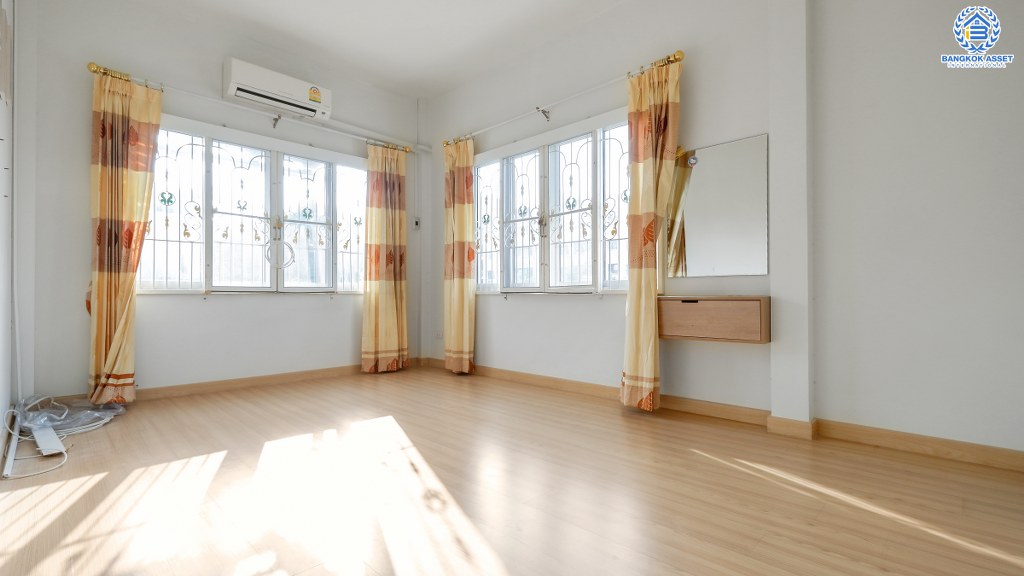 ทาวน์เฮ้าส์มือสองนนทบุรี ห้องมุม! ม.เปี่ยมสุข4 ติวานนท์-ปากเกร็ด ตัวบ้านโปร่งโล่งสบาย ห้องโถงมีเพดานฝ้าหลุม เนื้อที่ 27.1 ตร.ว. 3 ห้องนอน 2 ห้องน้ำ 2 ที่จอดรถ พร้อมอยู่ สะดวกสบายทุกการเดินทาง ใกล้ห้าแยกปากเกร็ด , เซ็นทรัลฯ , ทางด่วนแจ้งวัฒนะ และรถไฟฟ้าสายสีชมพู