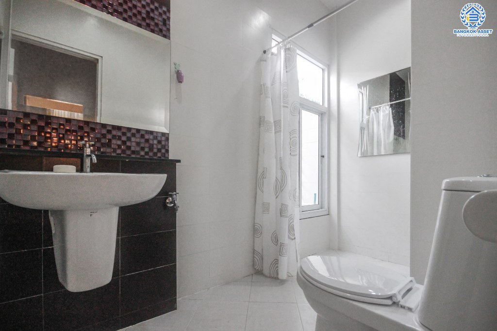 ทาวน์เฮ้าส์มือสองนนทบุรี ห้องมุม! ม.เปี่ยมสุข4 ติวานนท์-ปากเกร็ด ตัวบ้านโปร่งโล่งสบาย ห้องโถงมีเพดานฝ้าหลุม เนื้อที่ 27.1 ตร.ว. 3 ห้องนอน 2 ห้องน้ำ 2 ที่จอดรถ พร้อมอยู่ สะดวกสบายทุกการเดินทาง ใกล้ห้าแยกปากเกร็ด , เซ็นทรัลฯ , ทางด่วนแจ้งวัฒนะ และรถไฟฟ้าสายสีชมพู