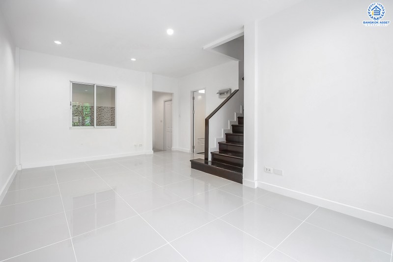 บ้านมือสองตกแต่งใหม่ ราคาสุดคุ้ม! ม.เดอะวิลล่า ราชพฤกษ์-ท่าอิฐ แบรนด์ Property Perfect* เนื้อที่ 18 ตร.ว. ฟังก์ชั่น 3ห้องนอน 2ห้องน้ำ พร้อมอยู่! ทำเลใกล้รถไฟฟ้าสาย สถานีบางรักน้อยท่าอิฐ พร้อมเข้า-ออกได้ 2 เส้นทางทั้งถ.รัตนาธิเบศร์ และถ.ราชพฤกษ์...