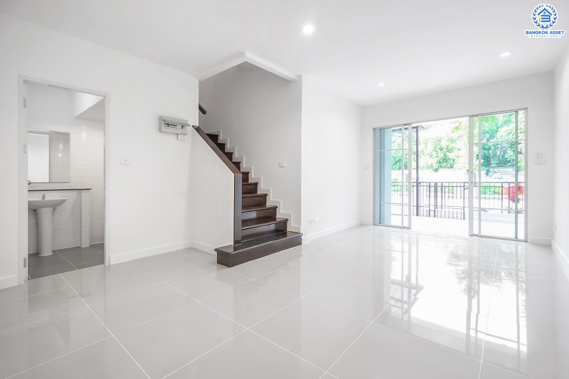 บ้านมือสองตกแต่งใหม่ ราคาสุดคุ้ม! ม.เดอะวิลล่า ราชพฤกษ์-ท่าอิฐ แบรนด์ Property Perfect* เนื้อที่ 18 ตร.ว. ฟังก์ชั่น 3ห้องนอน 2ห้องน้ำ พร้อมอยู่! ทำเลใกล้รถไฟฟ้าสาย สถานีบางรักน้อยท่าอิฐ พร้อมเข้า-ออกได้ 2 เส้นทางทั้งถ.รัตนาธิเบศร์ และถ.ราชพฤกษ์...