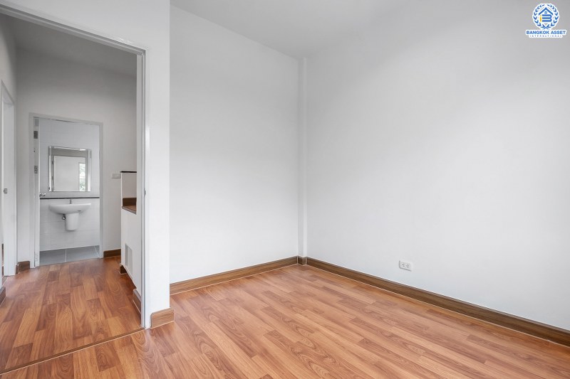 บ้านมือสองตกแต่งใหม่ ราคาสุดคุ้ม! ม.เดอะวิลล่า ราชพฤกษ์-ท่าอิฐ แบรนด์ Property Perfect* เนื้อที่ 18 ตร.ว. ฟังก์ชั่น 3ห้องนอน 2ห้องน้ำ พร้อมอยู่! ทำเลใกล้รถไฟฟ้าสาย สถานีบางรักน้อยท่าอิฐ พร้อมเข้า-ออกได้ 2 เส้นทางทั้งถ.รัตนาธิเบศร์ และถ.ราชพฤกษ์...