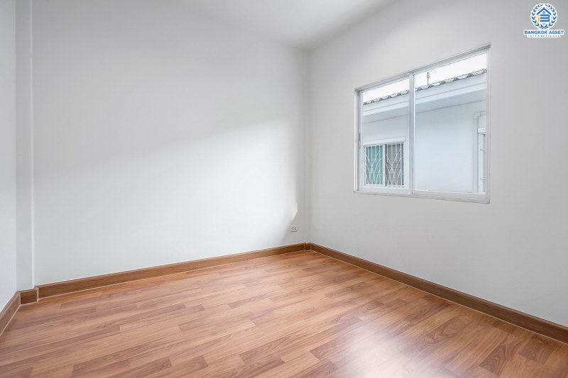 บ้านมือสองตกแต่งใหม่ ราคาสุดคุ้ม! ม.เดอะวิลล่า ราชพฤกษ์-ท่าอิฐ แบรนด์ Property Perfect* เนื้อที่ 18 ตร.ว. ฟังก์ชั่น 3ห้องนอน 2ห้องน้ำ พร้อมอยู่! ทำเลใกล้รถไฟฟ้าสาย สถานีบางรักน้อยท่าอิฐ พร้อมเข้า-ออกได้ 2 เส้นทางทั้งถ.รัตนาธิเบศร์ และถ.ราชพฤกษ์...