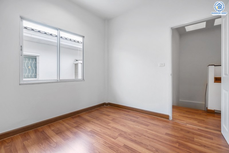 บ้านมือสองตกแต่งใหม่ ราคาสุดคุ้ม! ม.เดอะวิลล่า ราชพฤกษ์-ท่าอิฐ แบรนด์ Property Perfect* เนื้อที่ 18 ตร.ว. ฟังก์ชั่น 3ห้องนอน 2ห้องน้ำ พร้อมอยู่! ทำเลใกล้รถไฟฟ้าสาย สถานีบางรักน้อยท่าอิฐ พร้อมเข้า-ออกได้ 2 เส้นทางทั้งถ.รัตนาธิเบศร์ และถ.ราชพฤกษ์...