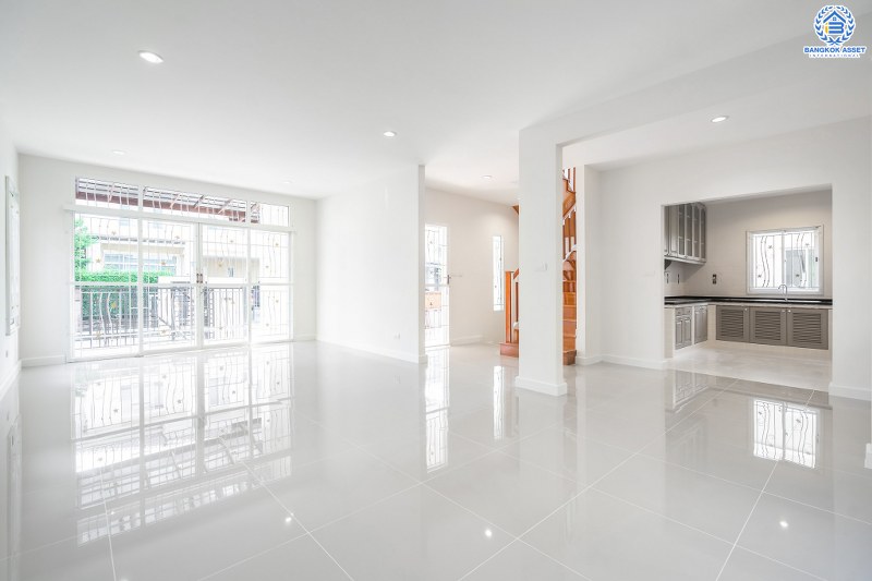 บ้านมือสองตกแต่งใหม่ ติดถนนราชพฤกษ์ โครงการ เดอะ แพลนท์ ราชพฤกษ์-พระราม5 เนื้อที่ 50.1 ตร.ว. ฟังก์ชั่น 3 ห้องนอน 3 ห้องน้ำ พร้อม Built-In มีเทอร์เรซข้างบ้านเหมาะเป็นมุมพักผ่อน บนทำเลศักยภาพ ใกล้วงเวียนพระราม5 , The Walk และอื่นๆ อีกมากมาย...