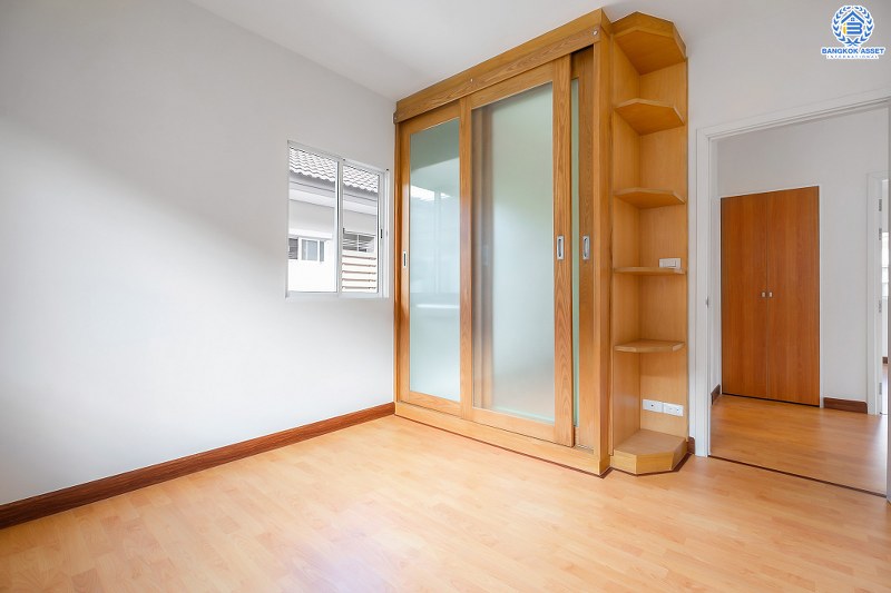 บ้านมือสองตกแต่งใหม่ ติดถนนราชพฤกษ์ โครงการ เดอะ แพลนท์ ราชพฤกษ์-พระราม5 เนื้อที่ 50.1 ตร.ว. ฟังก์ชั่น 3 ห้องนอน 3 ห้องน้ำ พร้อม Built-In มีเทอร์เรซข้างบ้านเหมาะเป็นมุมพักผ่อน บนทำเลศักยภาพ ใกล้วงเวียนพระราม5 , The Walk และอื่นๆ อีกมากมาย...