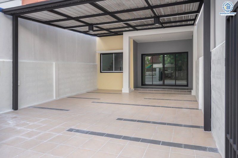 บ้านมือสองตกแต่งใหม่ ทำเลติดถ.บรมราชชนนี เพียง 5 นาทีจาก ม.มหิดล หมู่บ้าน กฤษดานคร16 เนื้อที่ 20 ตร.ว. ฟังก์ชั่นห้องนอนใหญ่ 2 ห้องนอน 2 ห้องน้ำ พร้อมครัวเคาน์เตอร์+ที่จอดรถ คุ้มค่าทุกพื้นที่ใช้สอย ราคาไม่แพง!