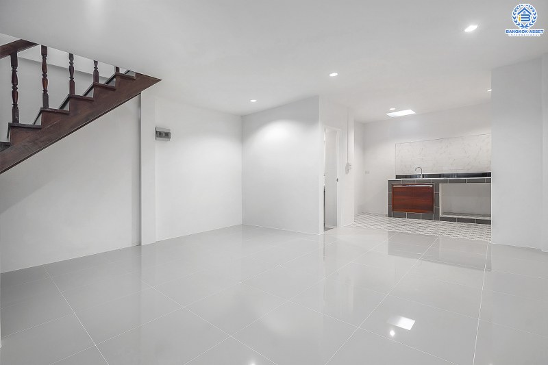 บ้านมือสองตกแต่งใหม่ ทำเลติดถ.บรมราชชนนี เพียง 5 นาทีจาก ม.มหิดล หมู่บ้าน กฤษดานคร16 เนื้อที่ 20 ตร.ว. ฟังก์ชั่นห้องนอนใหญ่ 2 ห้องนอน 2 ห้องน้ำ พร้อมครัวเคาน์เตอร์+ที่จอดรถ คุ้มค่าทุกพื้นที่ใช้สอย ราคาไม่แพง!