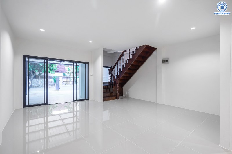 บ้านมือสองตกแต่งใหม่ ทำเลติดถ.บรมราชชนนี เพียง 5 นาทีจาก ม.มหิดล หมู่บ้าน กฤษดานคร16 เนื้อที่ 20 ตร.ว. ฟังก์ชั่นห้องนอนใหญ่ 2 ห้องนอน 2 ห้องน้ำ พร้อมครัวเคาน์เตอร์+ที่จอดรถ คุ้มค่าทุกพื้นที่ใช้สอย ราคาไม่แพง!