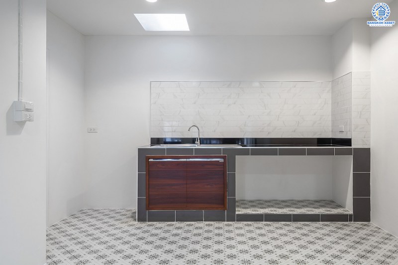 บ้านมือสองตกแต่งใหม่ ทำเลติดถ.บรมราชชนนี เพียง 5 นาทีจาก ม.มหิดล หมู่บ้าน กฤษดานคร16 เนื้อที่ 20 ตร.ว. ฟังก์ชั่นห้องนอนใหญ่ 2 ห้องนอน 2 ห้องน้ำ พร้อมครัวเคาน์เตอร์+ที่จอดรถ คุ้มค่าทุกพื้นที่ใช้สอย ราคาไม่แพง!