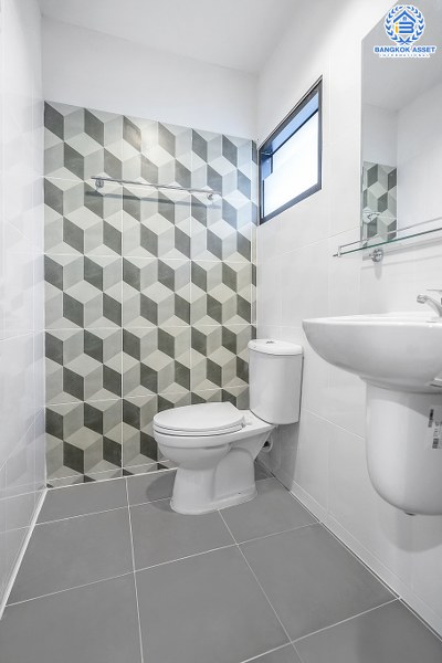 บ้านมือสองตกแต่งใหม่ ทำเลติดถ.บรมราชชนนี เพียง 5 นาทีจาก ม.มหิดล หมู่บ้าน กฤษดานคร16 เนื้อที่ 20 ตร.ว. ฟังก์ชั่นห้องนอนใหญ่ 2 ห้องนอน 2 ห้องน้ำ พร้อมครัวเคาน์เตอร์+ที่จอดรถ คุ้มค่าทุกพื้นที่ใช้สอย ราคาไม่แพง!