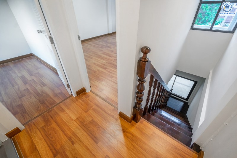 บ้านมือสองตกแต่งใหม่ ทำเลติดถ.บรมราชชนนี เพียง 5 นาทีจาก ม.มหิดล หมู่บ้าน กฤษดานคร16 เนื้อที่ 20 ตร.ว. ฟังก์ชั่นห้องนอนใหญ่ 2 ห้องนอน 2 ห้องน้ำ พร้อมครัวเคาน์เตอร์+ที่จอดรถ คุ้มค่าทุกพื้นที่ใช้สอย ราคาไม่แพง!