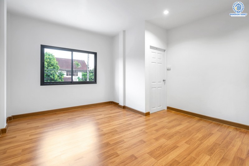 บ้านมือสองตกแต่งใหม่ ทำเลติดถ.บรมราชชนนี เพียง 5 นาทีจาก ม.มหิดล หมู่บ้าน กฤษดานคร16 เนื้อที่ 20 ตร.ว. ฟังก์ชั่นห้องนอนใหญ่ 2 ห้องนอน 2 ห้องน้ำ พร้อมครัวเคาน์เตอร์+ที่จอดรถ คุ้มค่าทุกพื้นที่ใช้สอย ราคาไม่แพง!