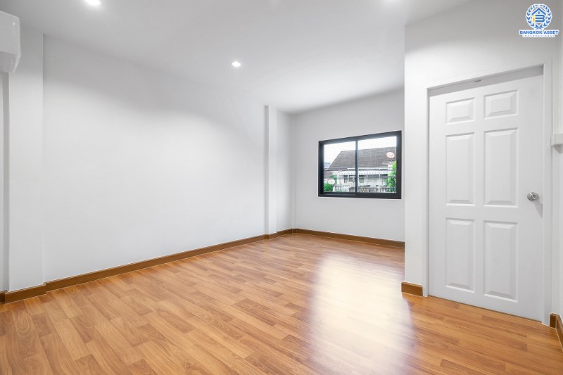 บ้านมือสองตกแต่งใหม่ ทำเลติดถ.บรมราชชนนี เพียง 5 นาทีจาก ม.มหิดล หมู่บ้าน กฤษดานคร16 เนื้อที่ 20 ตร.ว. ฟังก์ชั่นห้องนอนใหญ่ 2 ห้องนอน 2 ห้องน้ำ พร้อมครัวเคาน์เตอร์+ที่จอดรถ คุ้มค่าทุกพื้นที่ใช้สอย ราคาไม่แพง!